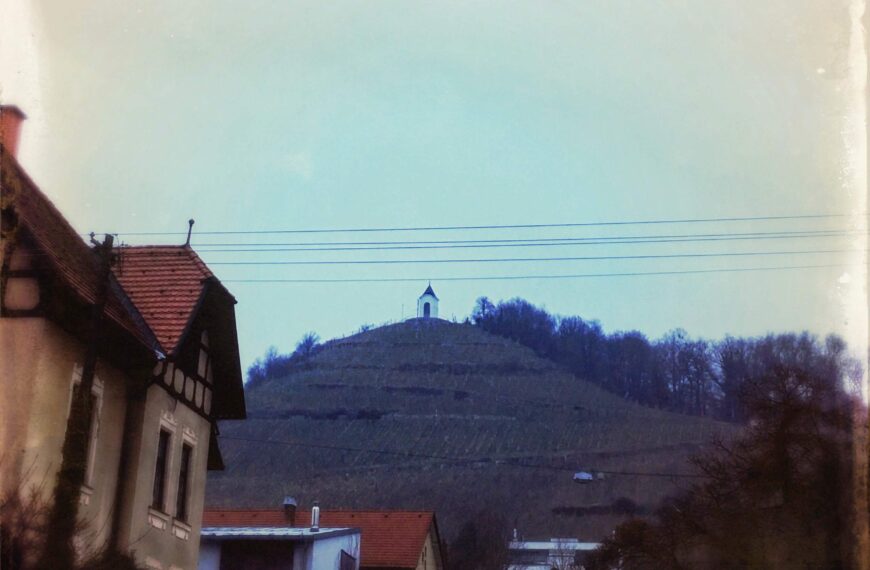 Samo nebo je nad nami