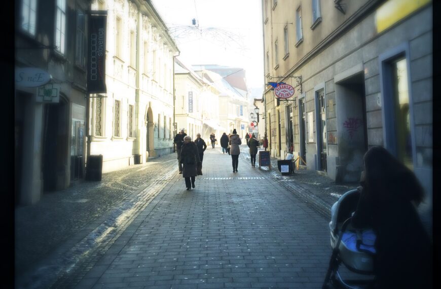 Moja modro-rumeno-vijolično-rdeče-črna kolena